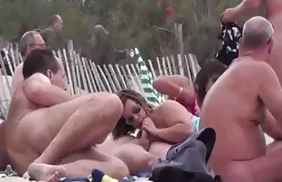 XXX Une brune film porno gratuit a voir sexy prend le cul d'un mec pour s'amuser