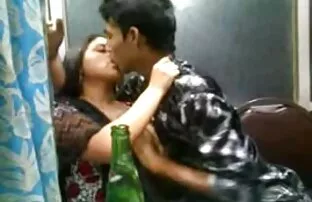 XXX Couple baise dans les toilettes publiques film porno gratuit 2018